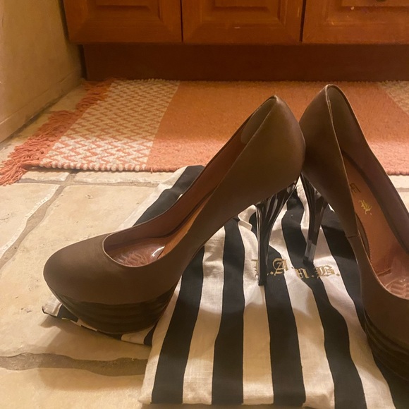 Lamb satin heels worn twice - Picture 3 of 4